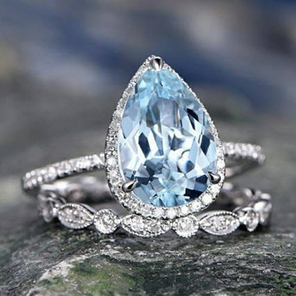 everrealli Jewelry - HP🌸Silver Blue Pear Halo Ring Set